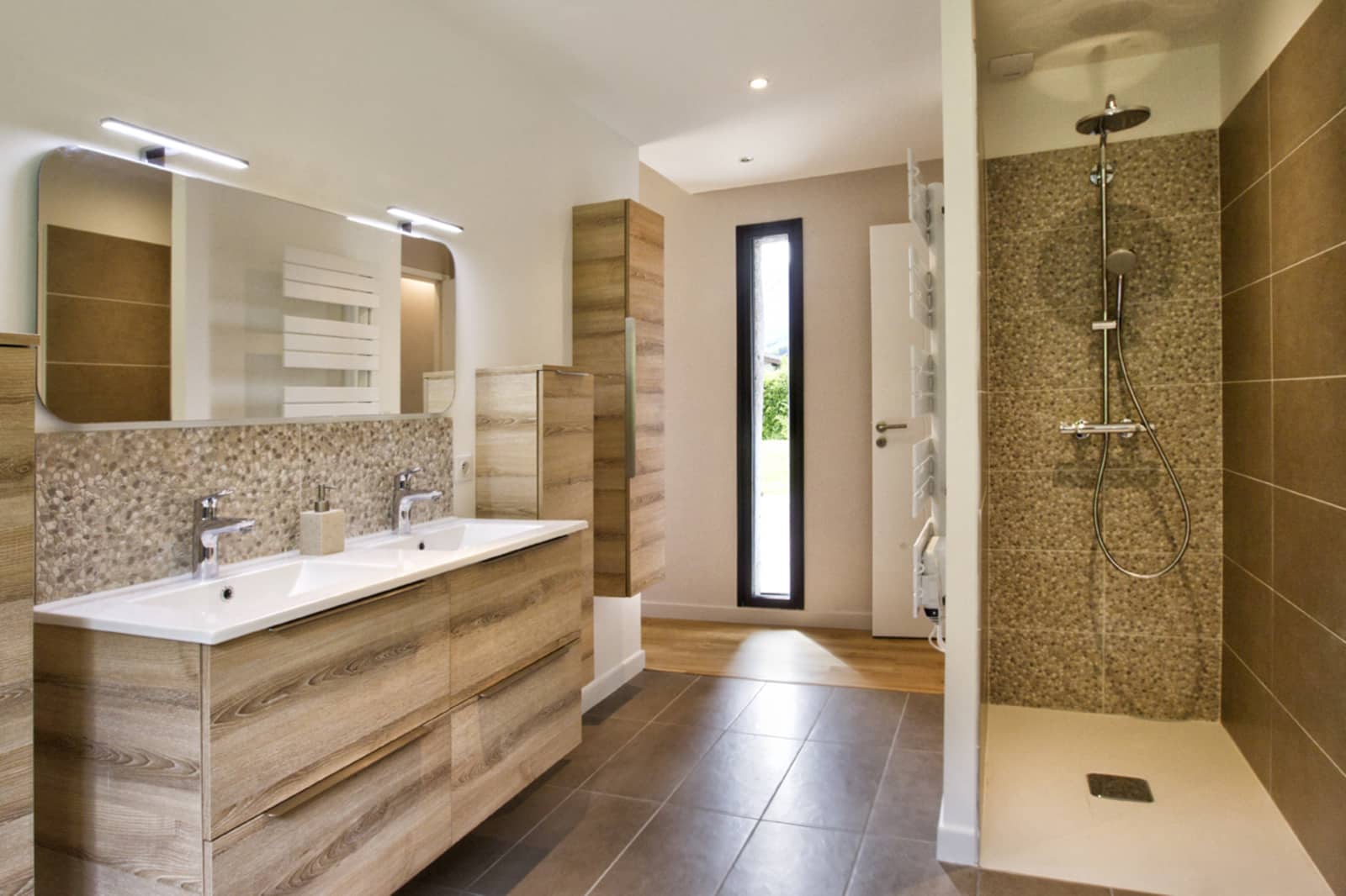 Salesforce-Agency-001Tn000007keUfIAI-salle-de-bain-1