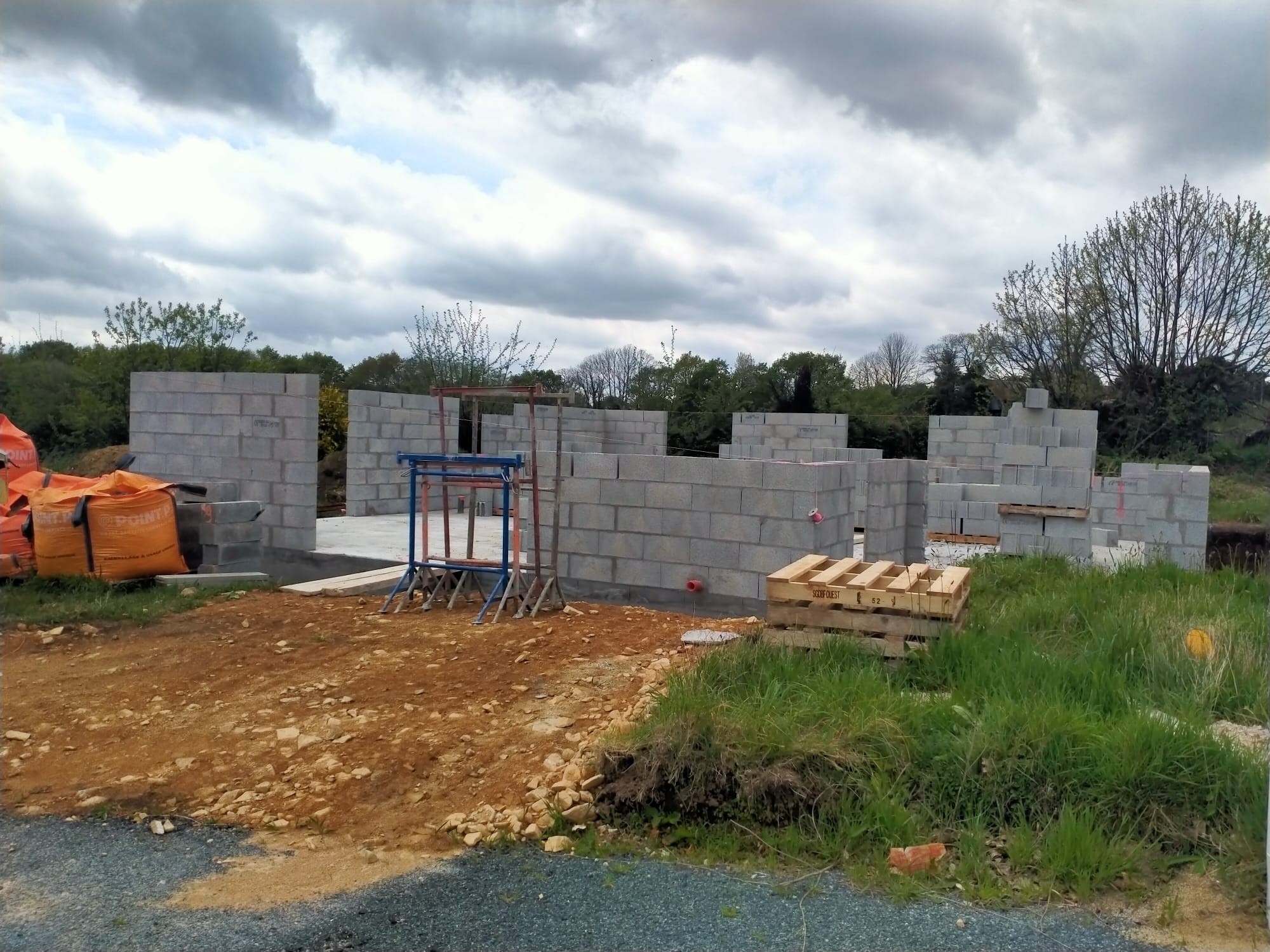 JEROME ET VERONIQUE A ROSPORDEN : ELEVATION DES MURS EN COURS