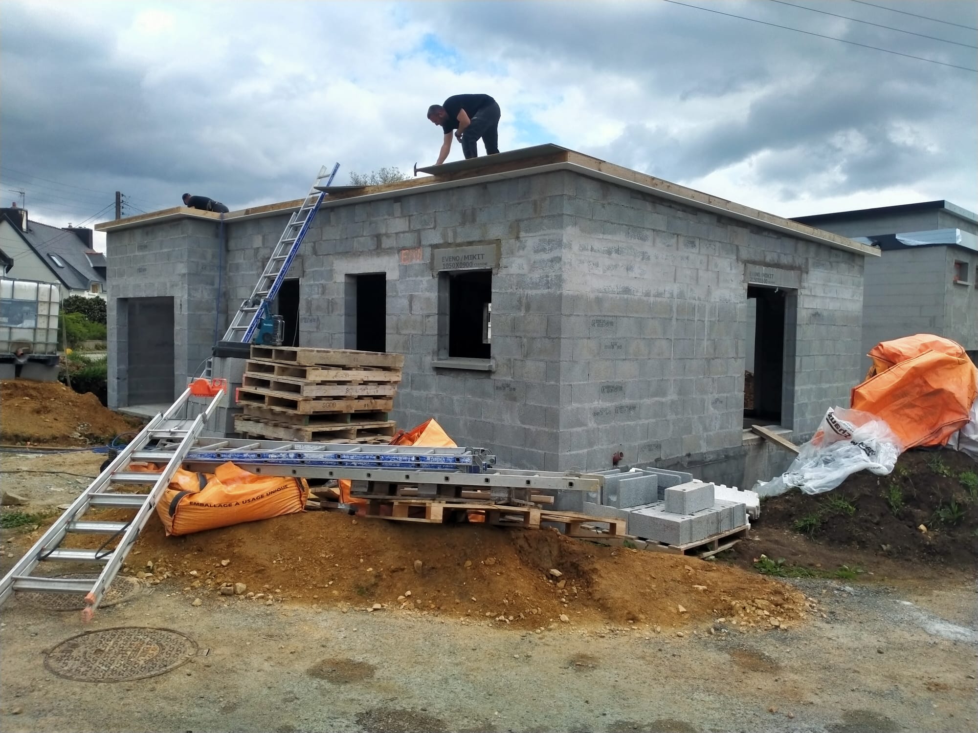 ELISE A ROSPORDEN : CHARPENTE EN COURS