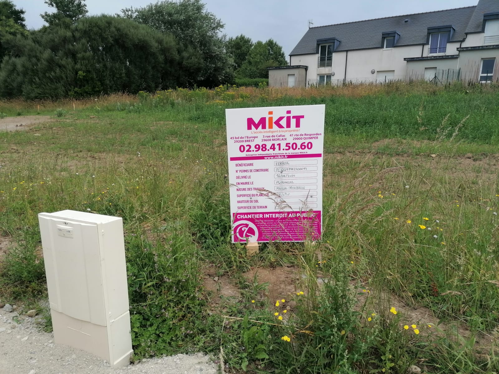 POSE DU PANNEAU DE CHANTIER