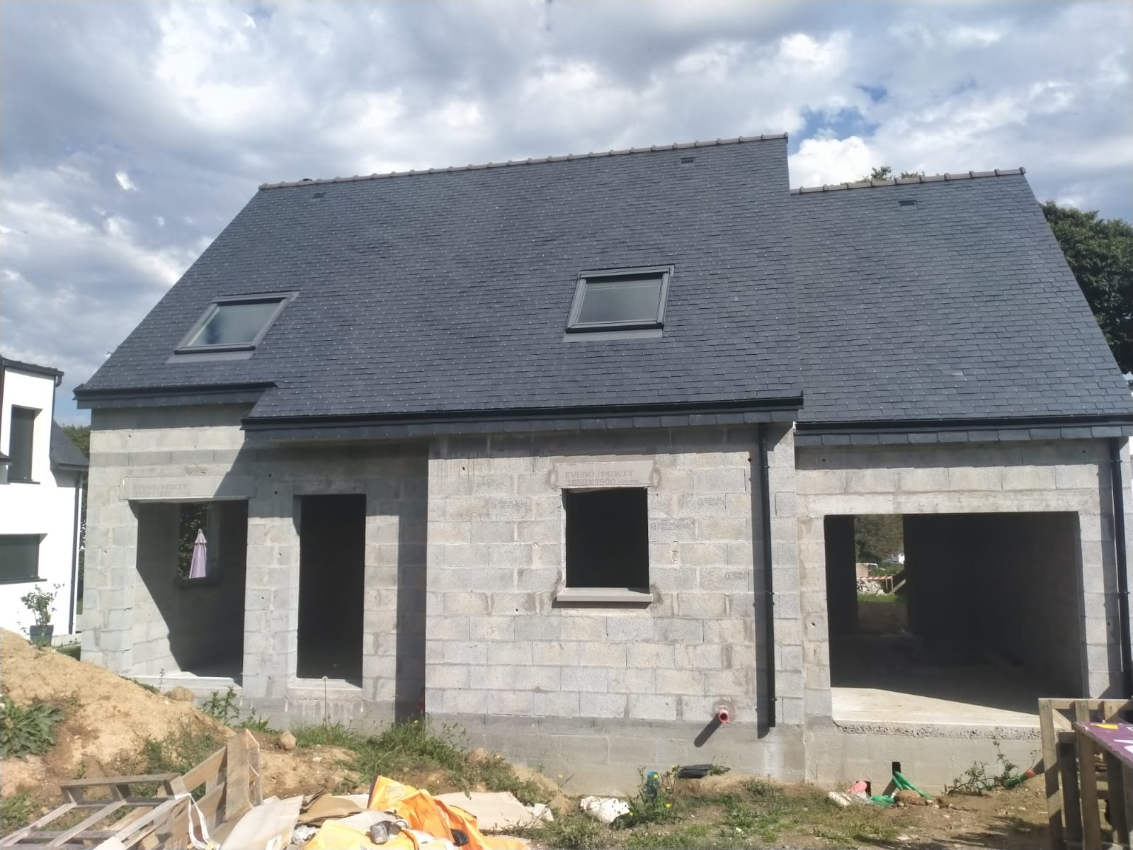 ADRIEN ET CHARLINE A FOUESNANT: ELEVATION DES MURS EN COUR