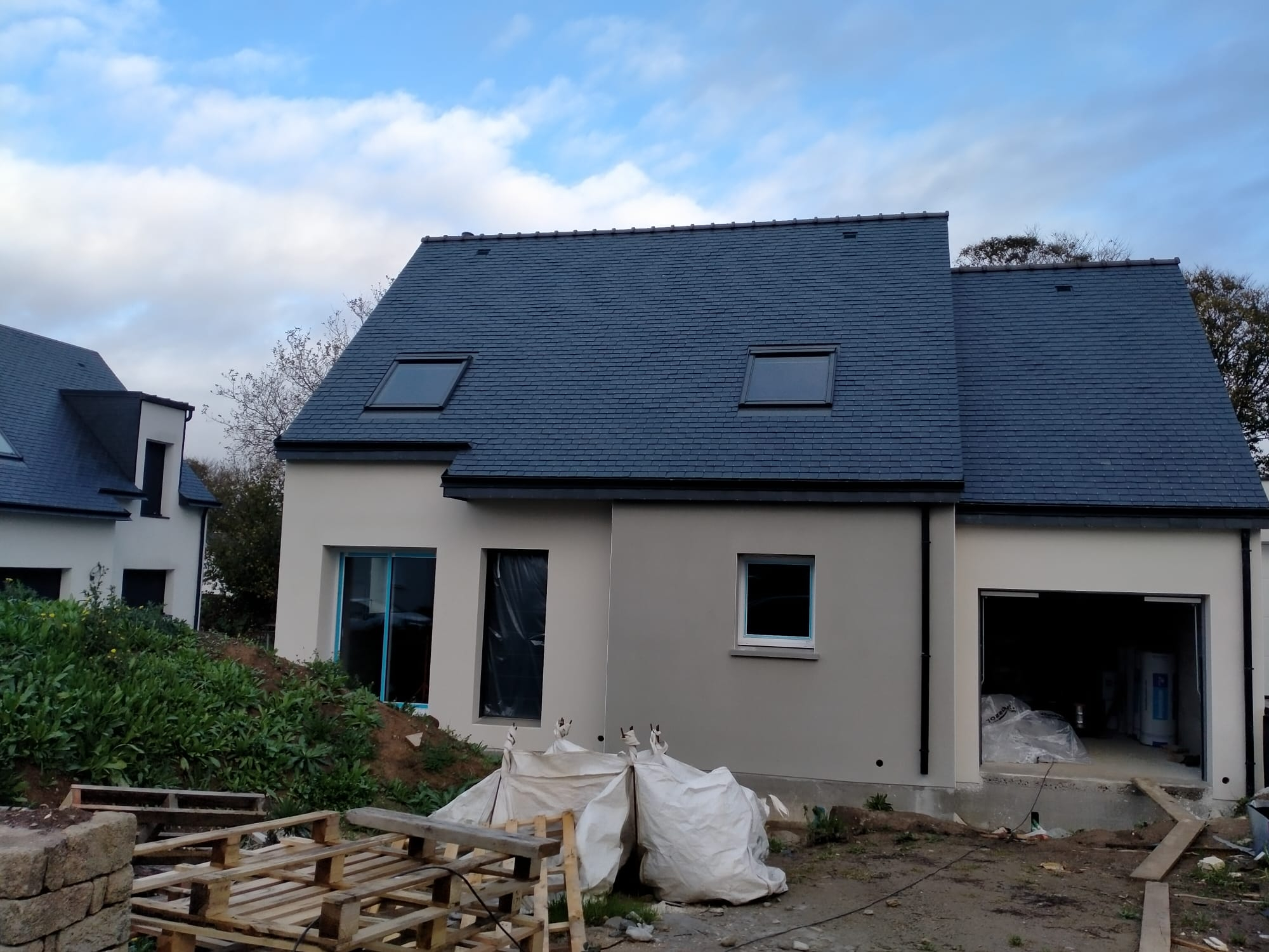 ADRIEN ET CHARLINE A FOUESNANT: ELEVATION DES MURS EN COUR