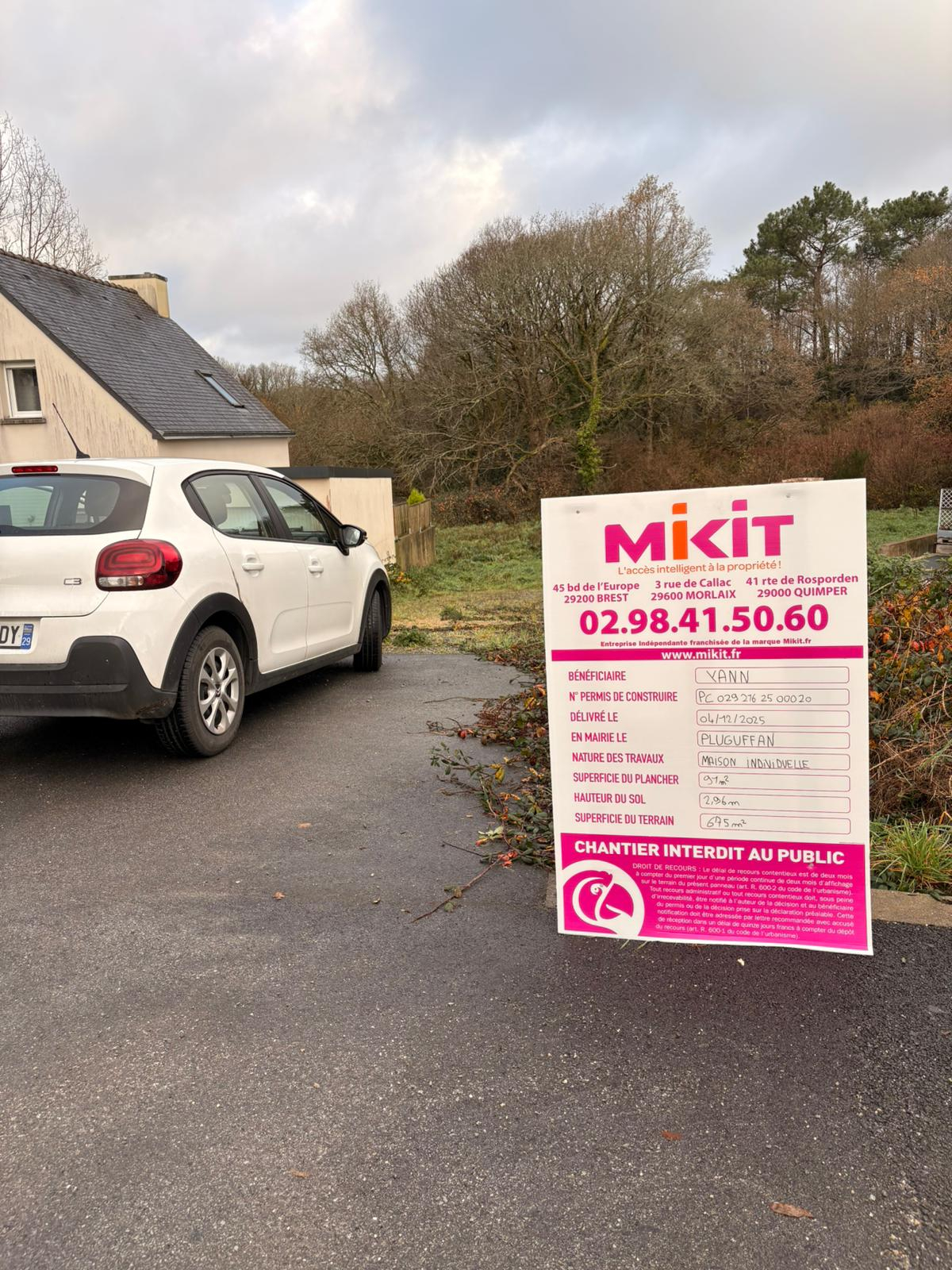 POSE DU PANNEAU DE CHANTIER