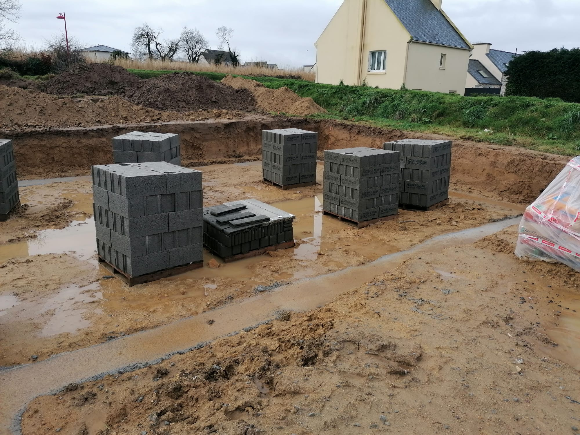 DEBUT DE CHANTIER A SAINT DERRIEN