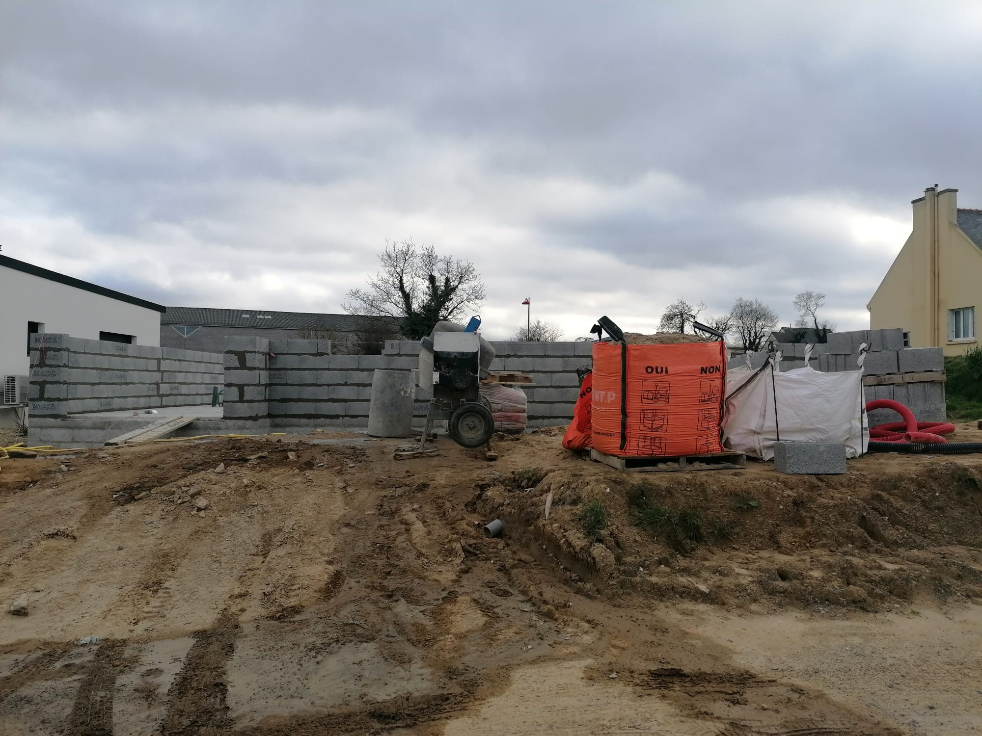 DEBUT DE CHANTIER A SAINT DERRIEN