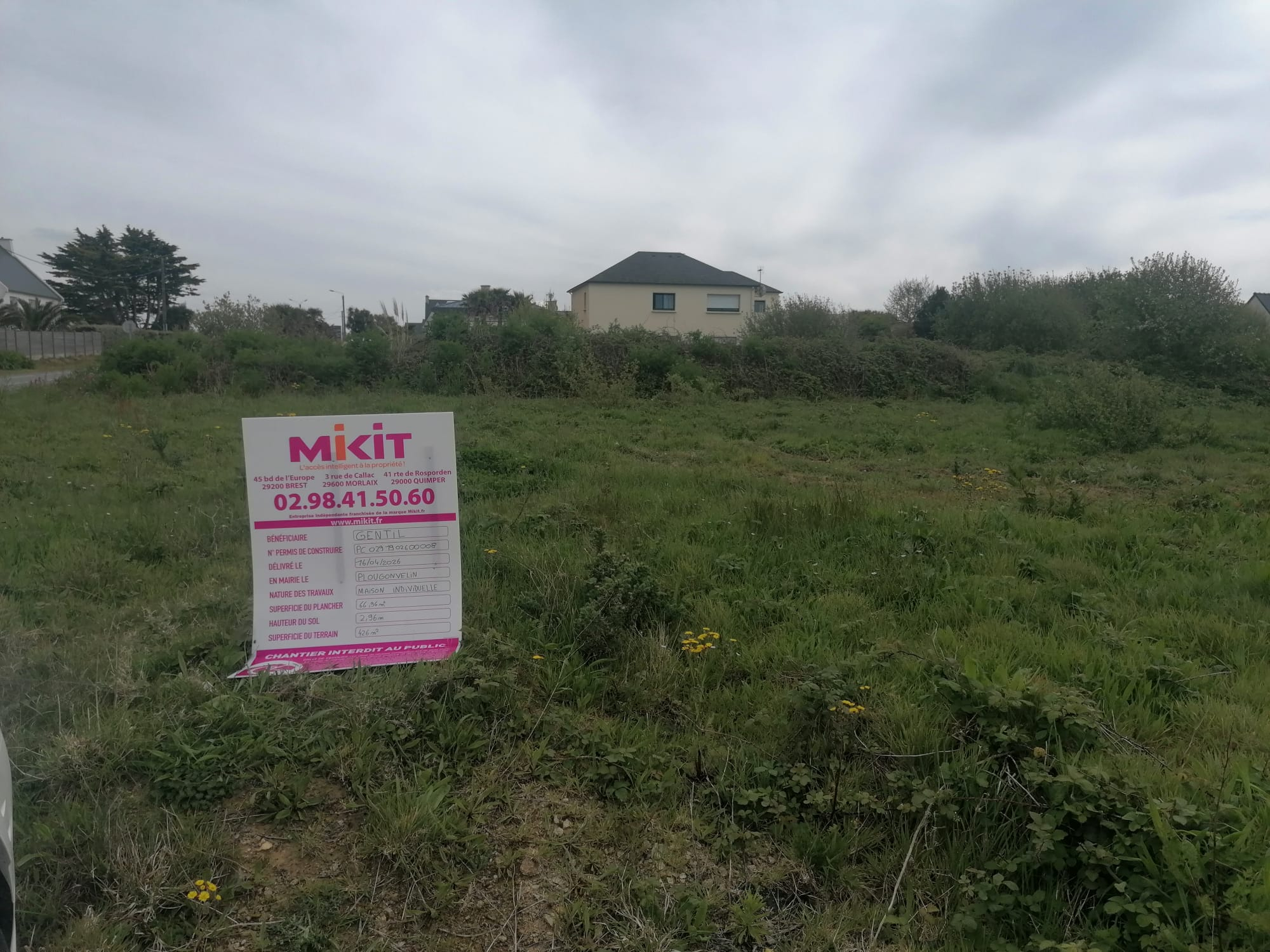 POSE DU PANNEAU DE CHANTIER A PLOUGONVELIN