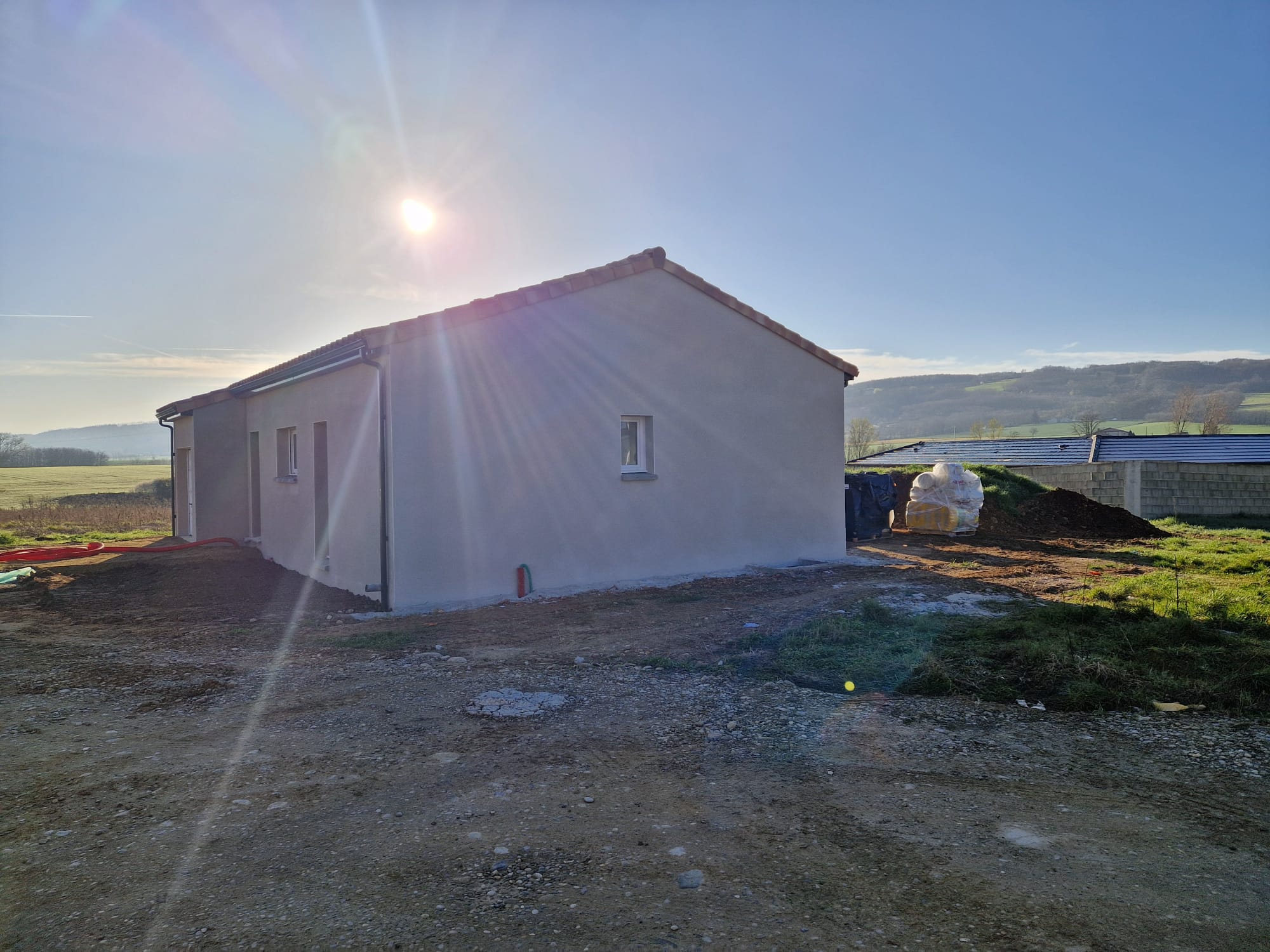Maison de 3 chambres de plain-pied de 83 m² avec garage à Anneyron .