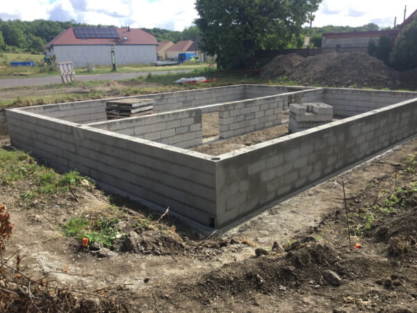 Elévation des murs sur le chantier de nos clients, MIKIT CHAUMONT votre constructeur de maisons à Chaumont
