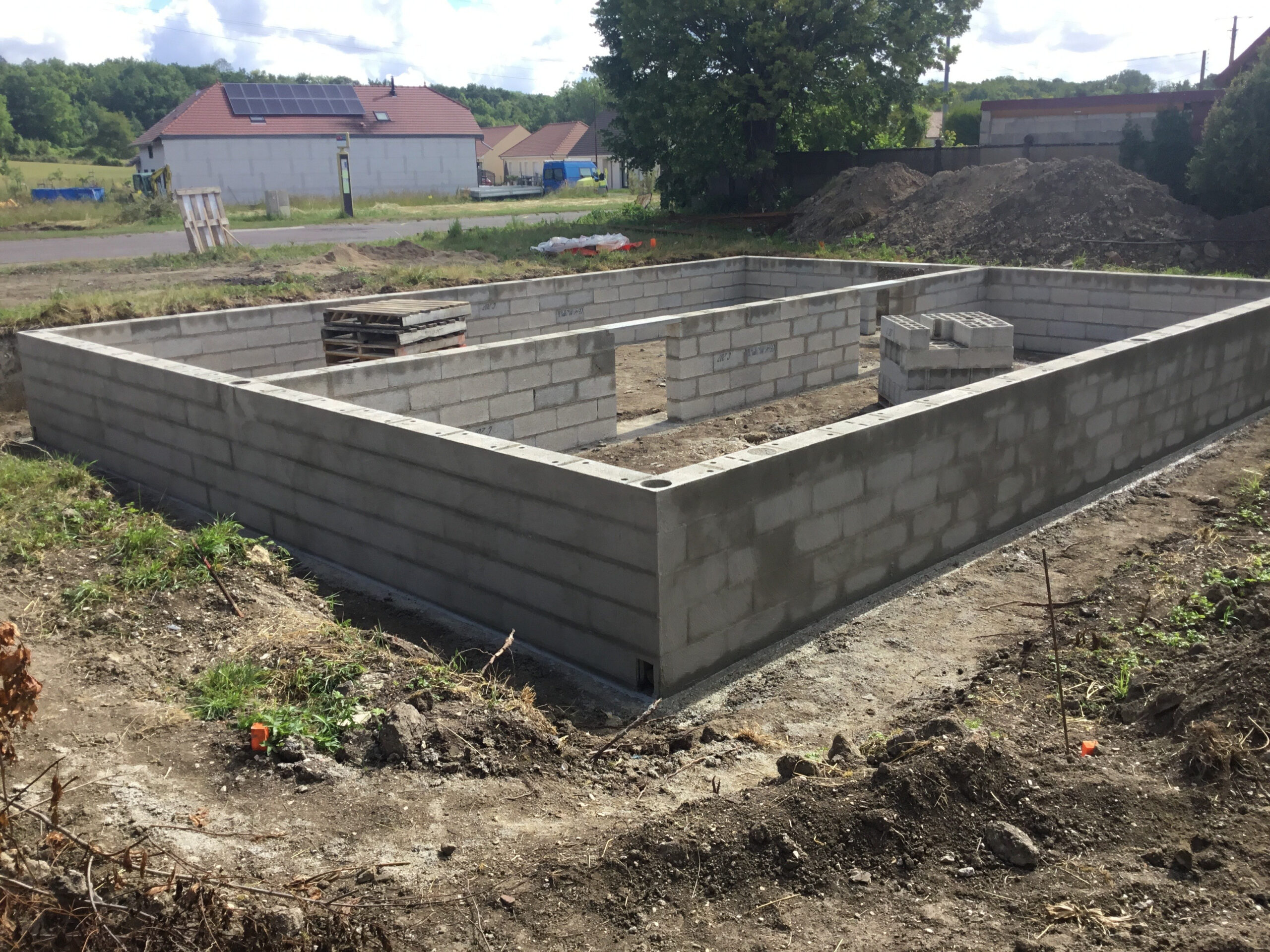 Elévation des murs sur le chantier de nos clients, MIKIT CHAUMONT votre constructeur de maisons à Chaumont