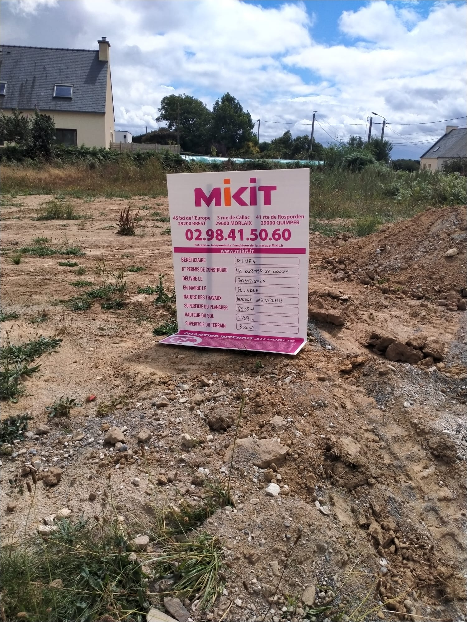 POSE DE PANEAU DE CHANTIER A PLOUIDER