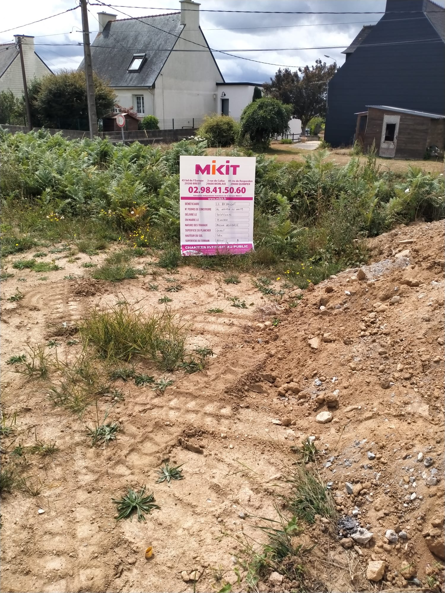 POSE PANNEAU DE CHANTIER A PLOUIDER