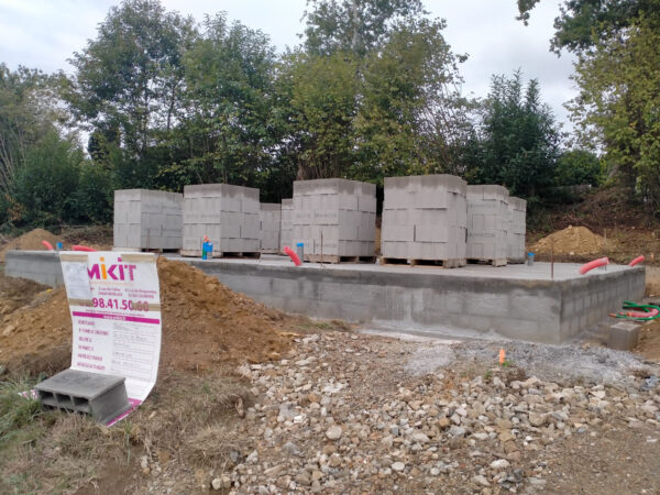 POSE DU PANNEAU DE CHANTIER A LANVENEGEN