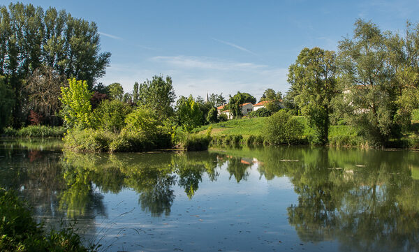 Découvrez Roullet-Saint-Estèphe en Charente : terrains aux Charmes dès 47 000 € selon le tarif publié, vie familiale et étude gratuite avec Mikit Angoulême.