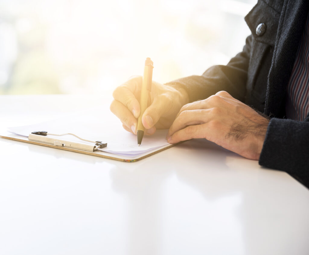 Entrepreneur comparant un contrat de licence de marque et un contrat de franchise